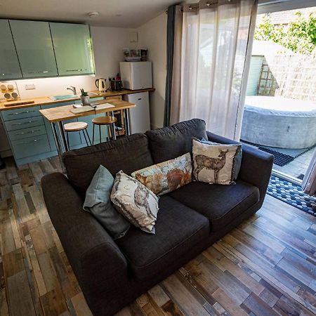 Hinton  Hideaway Cabin For Two On Edge Of New Forest מראה חיצוני תמונה